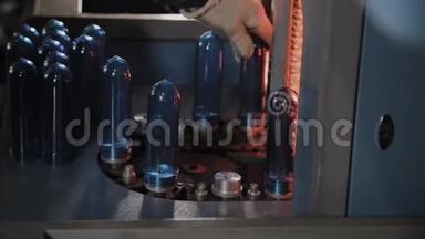 PET<strong>预制</strong>件在加热炉线上以快速的速度移动。 塑料瓶生产